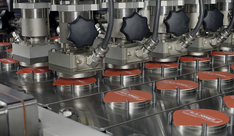 Sản xuất cốc Post-COVID: Cải tiến thiết bị đóng gói mang lại chất lượng và tốc độ