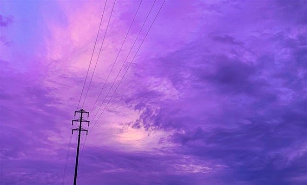 Bầu trời Nhật chuyển màu tím ma mị trước khi đón siêu bão Hagibis